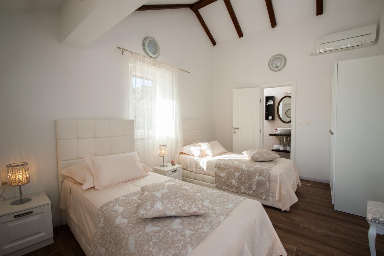 Luxury Villa Kate - In Lucice Bay With Turquoise Sea, Amazing Seaviews, And Heated Pool Milna (Brac) Exterior foto