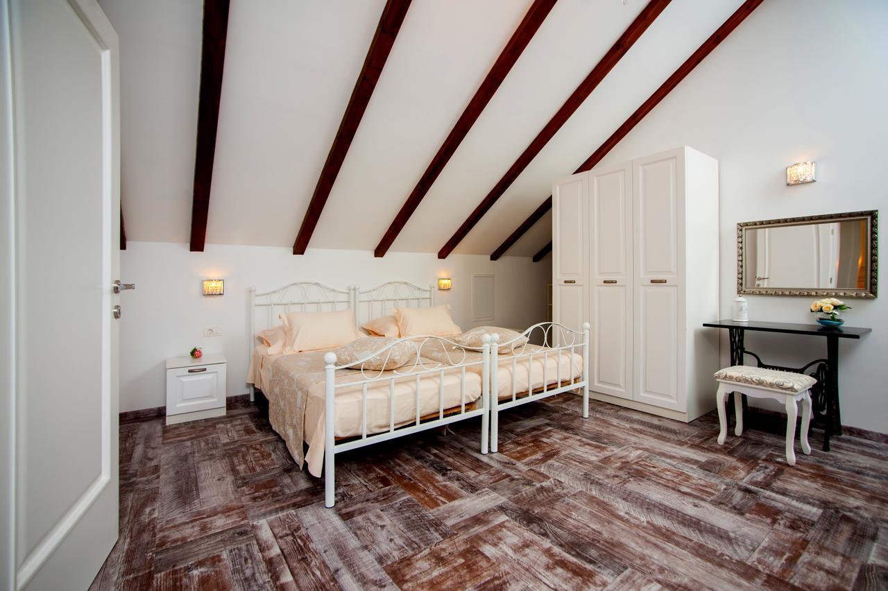 Luxury Villa Kate - In Lucice Bay With Turquoise Sea, Amazing Seaviews, And Heated Pool Milna (Brac) Exterior foto