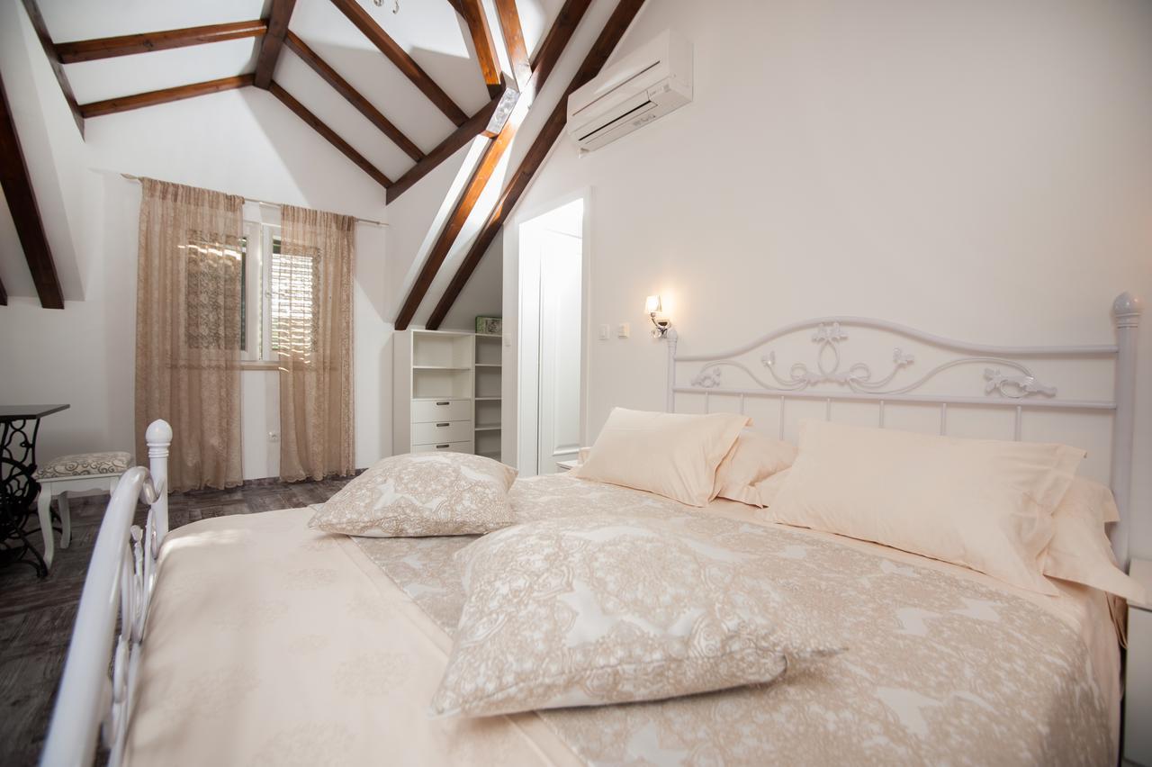 Luxury Villa Kate - In Lucice Bay With Turquoise Sea, Amazing Seaviews, And Heated Pool Milna (Brac) Exterior foto